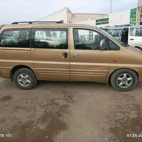 Hyundai H-1 2001