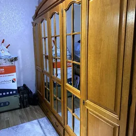 кровать и шкаф