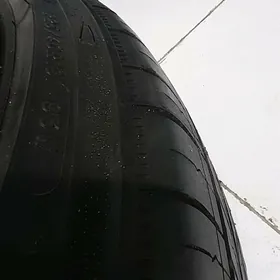 michelin 225.40. R 19.  93w