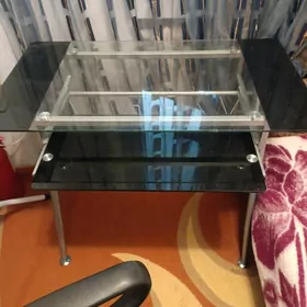 компьютерный стол и кресло