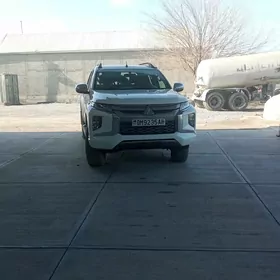 Mitsubishi L200 2021