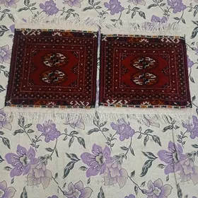 iki onune Gyzyl haly