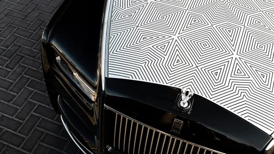 Rolls-Royce впервые использовала лазерную гравировку, чтобы украсить капот авто