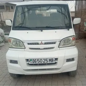 Mitsubishi Mirage 2001