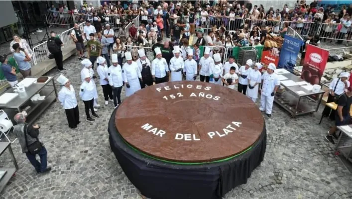 В Аргентине испекли гигантское печенье весом 720 килограммов