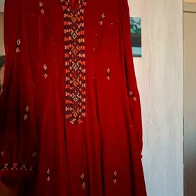 Gyzyl pombarh yakaly koynek