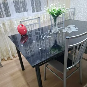 Стол со стульями