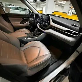 Toyota Highlander 2021