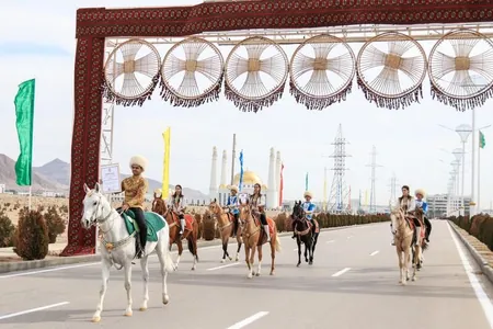 В Балканабате прошло праздничное шествие в честь группы «Galkynyş»