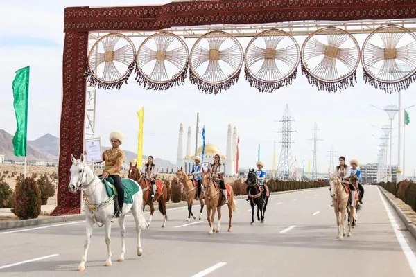 Balkanabatda «Galkynyş» toparynyň hormatyna dabaraly ýöriş geçirildi