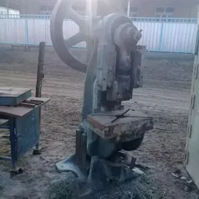 Станок штамповчный18