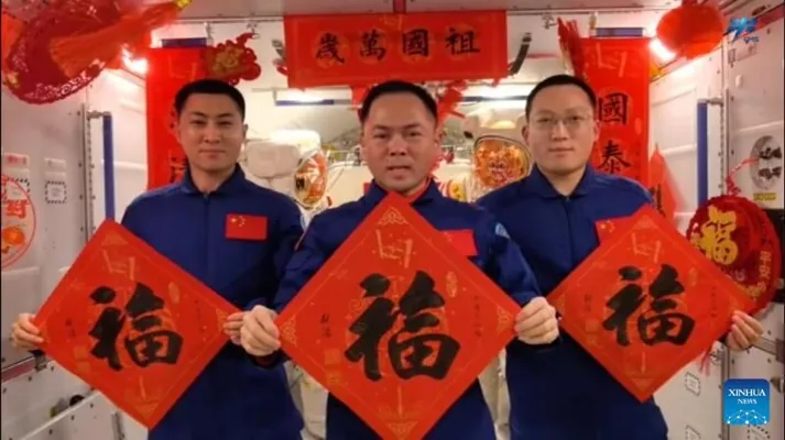 Taýkonawtlar orbitada Hytaý Täze ýyly mynasybetli tort bişirdi