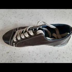 коженные кроссовки