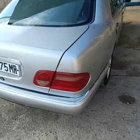 Mercedes-Benz E320 1996