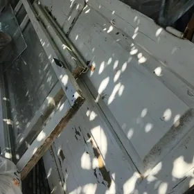 деревянная дверь и окна