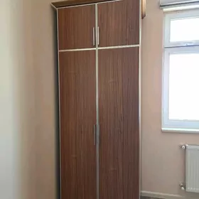 Стол и шкаф