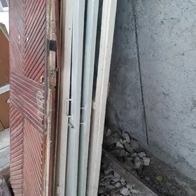 Agaç gapy bilen tagtalar