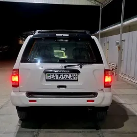 Nissan Pathfinder 2000