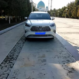 Toyota Highlander 2021