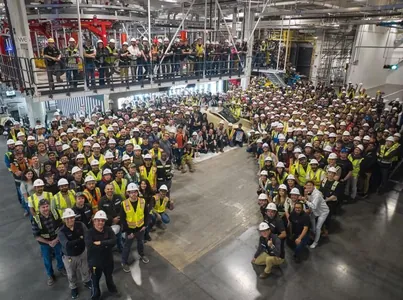 Tesla sürüjisiz taksileriniň köpçülikleýin önümçiligine başlady we bahanyň 30 müň dollardan pes boljakdygyny wada berdi