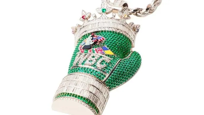 WBC boks boýunça dünýä çempionlaryna beriljek zynjyr bilen kulony görkezdi