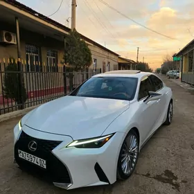 Lexus IS 2022
