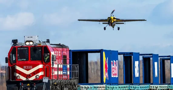 Пилот Red Bull вслепую приземлил самолёт на движущийся поезд