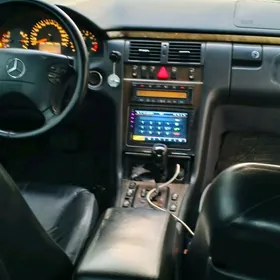 Mercedes-Benz W212 2001