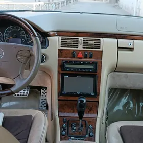 Mercedes-Benz E320 2001