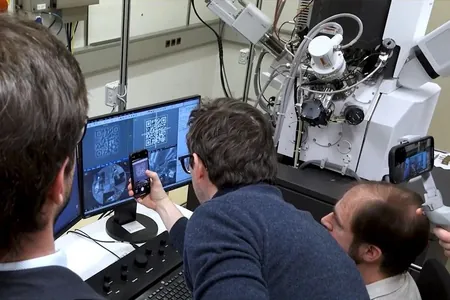 Инженеры создали самый маленький QR-код в мире: он меньше бактерии