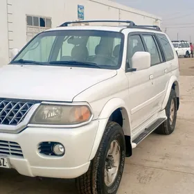 Mitsubishi Montero Sport 2000