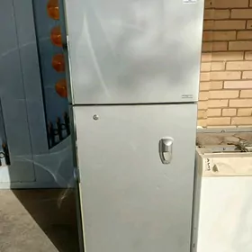 HITAÇHI Hololodilnik.