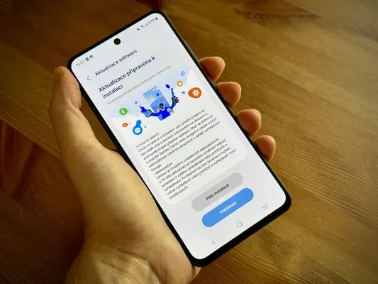 Samsung alty aýlyk arakesmeden soň Galaxy S25 we beýleki modellerde Google Play-i täzeledi
