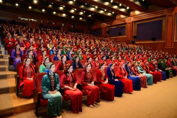 Türkmenistanyň aýal-gyzlaryna 60 manat möçberinde pul sowgatlary 2-6-njy mart aralygynda gowşurylar