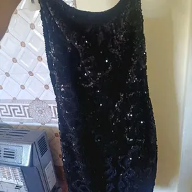 платье с поедками черного цвет