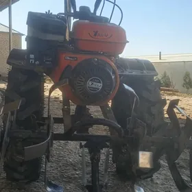 Ýer surýan  traktor.