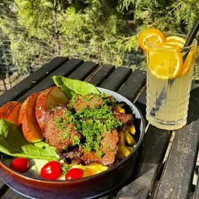 официант девушка