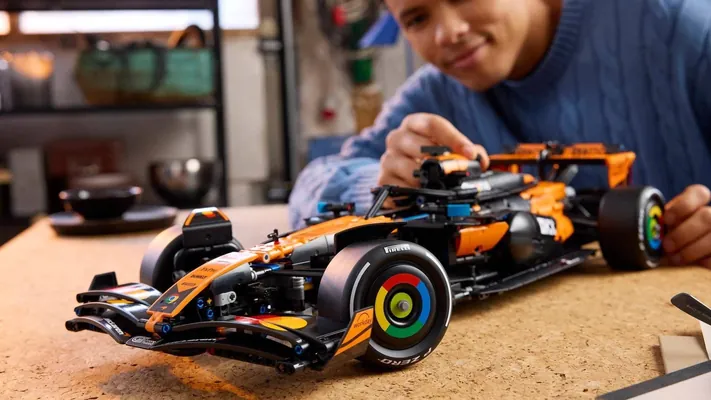 McLaren и Lego создали масштабную модель чемпионского болида Ландо Норриса