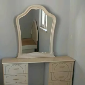 Продам Туалетный столик.