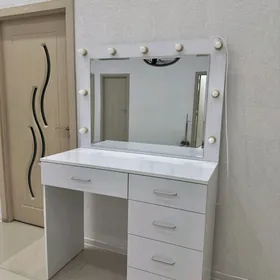 Стол для визажиста