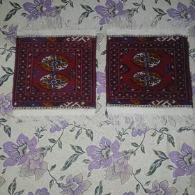 iki onune gyzyl haly