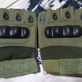 солдатских перчатка