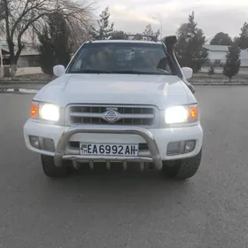 Nissan Pathfinder 2000
