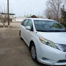 Toyota Sienna 2011