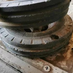 T -28 traktor pakriska