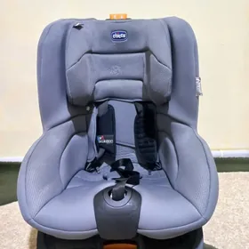 maşynda çaga oturdylyan oturgy