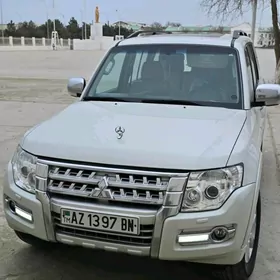 Mitsubishi Pajero 2015