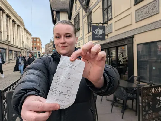 Britaniýaly zenan «dünýäniň iň baý adamy» boldy, ýöne puluny diňe kofe bilen kruassana sowup bilýär