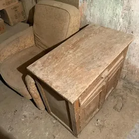 кресло и стол