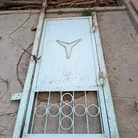 железная калитка.